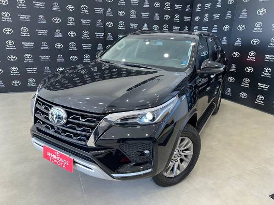 TOYOTA HILUX SW4 2.8 D-4D TURBO DIESEL GR-S 7L 4X4 AUTOMÁTICO